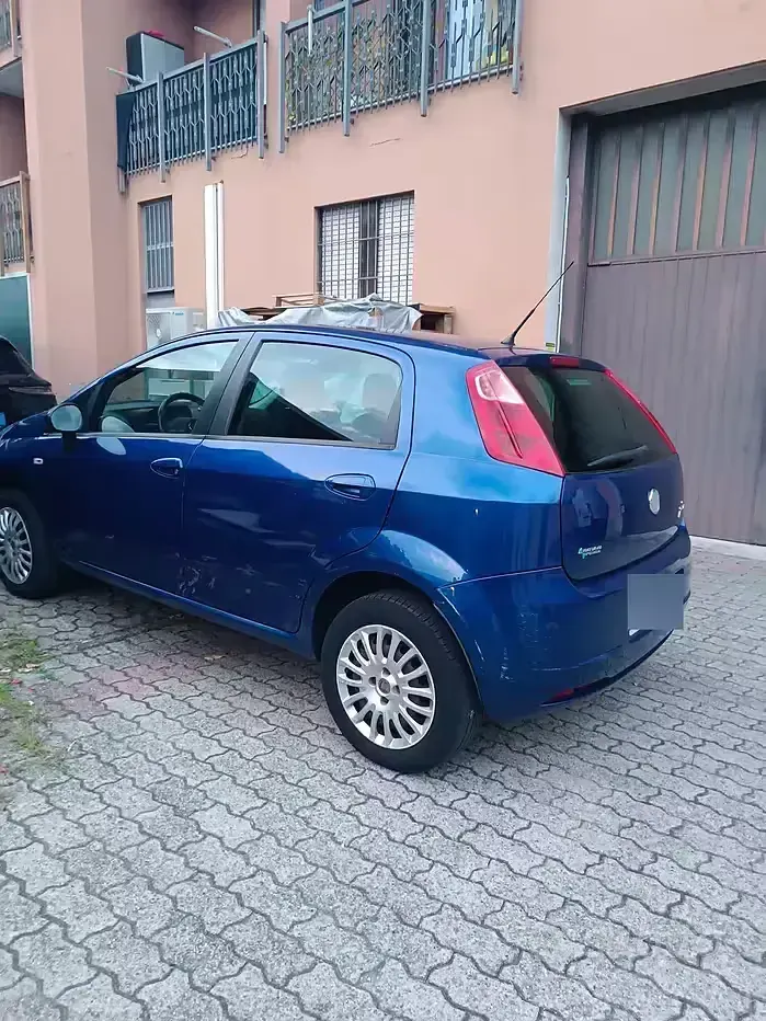 Usata Fiat Grande Punto 77 CV (56 kW) 2009 Bluazzurro Utilitaria