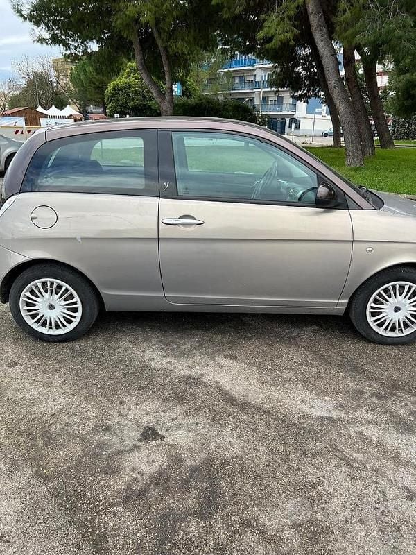 Usata Lancia Ypsilon 75 CV (55 kW) 2010 Marrone Utilitaria