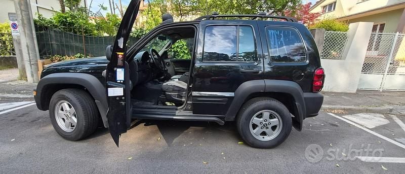 Usata Jeep Cherokee Sport 143 CV (105 kW) 2002 Nero SUV