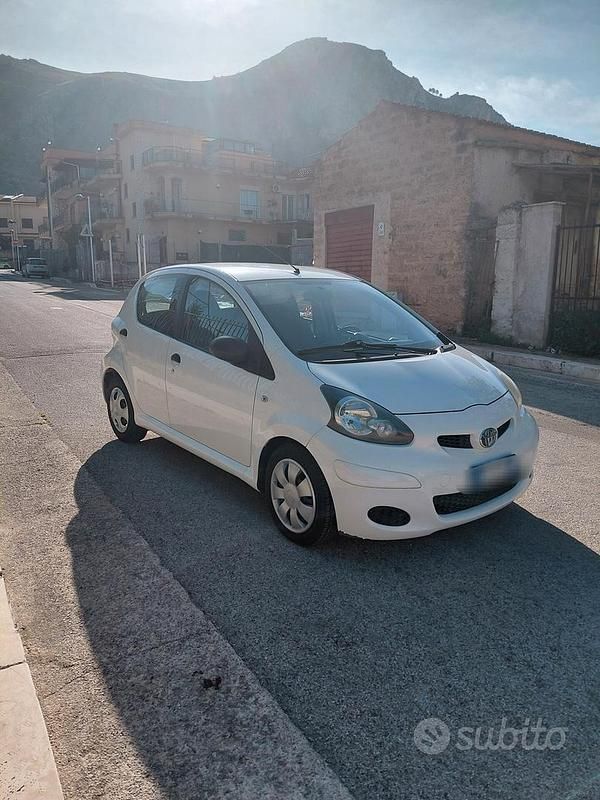 Usata Toyota Aygo Connect Style 67 CV (49 kW) 2012 Bianco Utilitaria