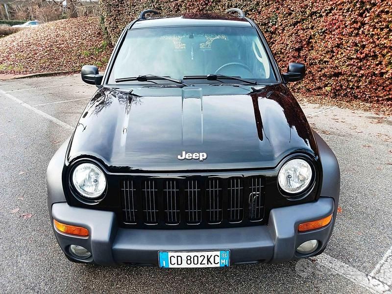 Second-hand Jeep Cherokee 142 CP (104 kW) 2002 Negru SUV