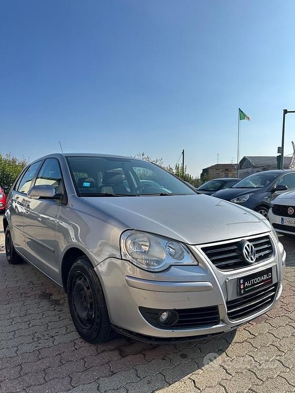 Grigio Usata 2008 VW Polo Comfortline Tre volumi | 2700 € (Buon prezzo) - Immagine 1/4