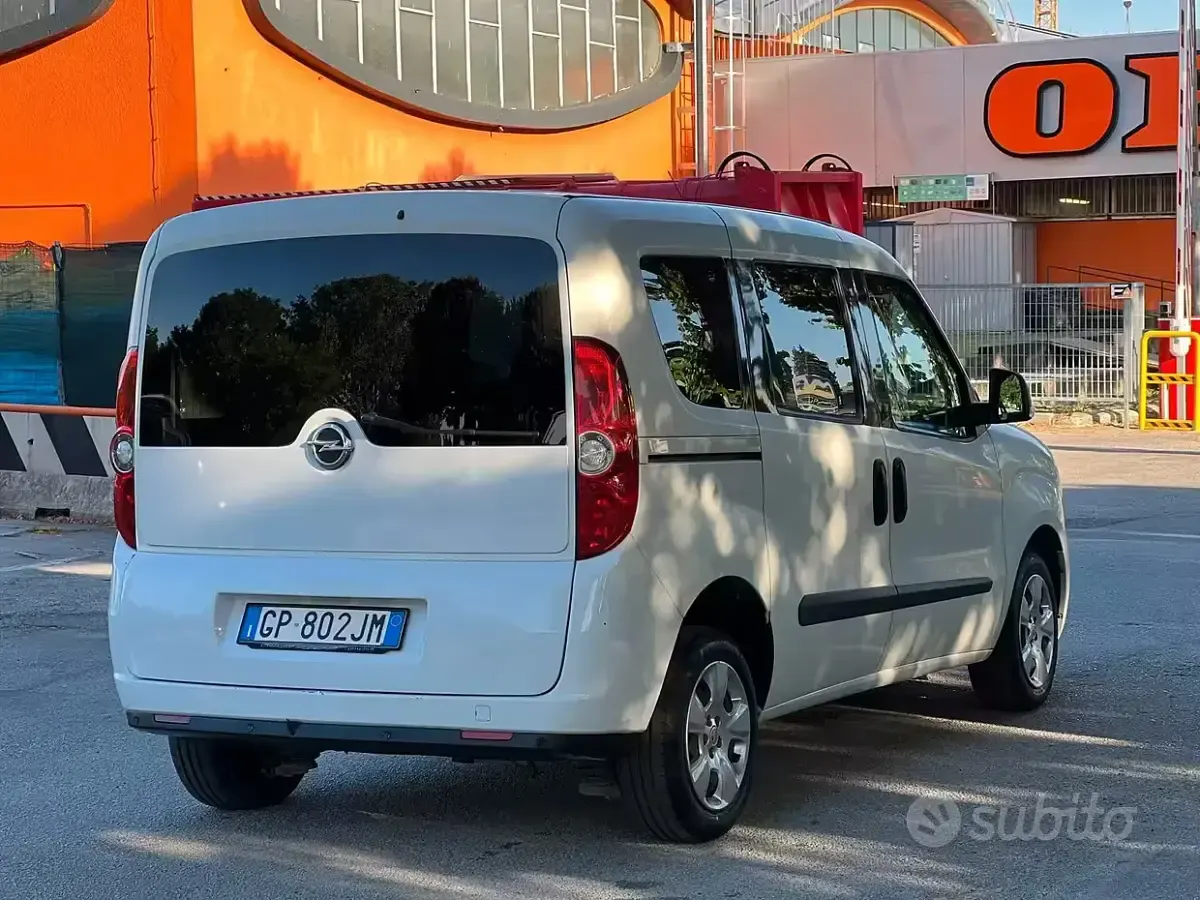 Usata Opel Combo 105 CV (77 kW) 2012 Bianco Monovolume