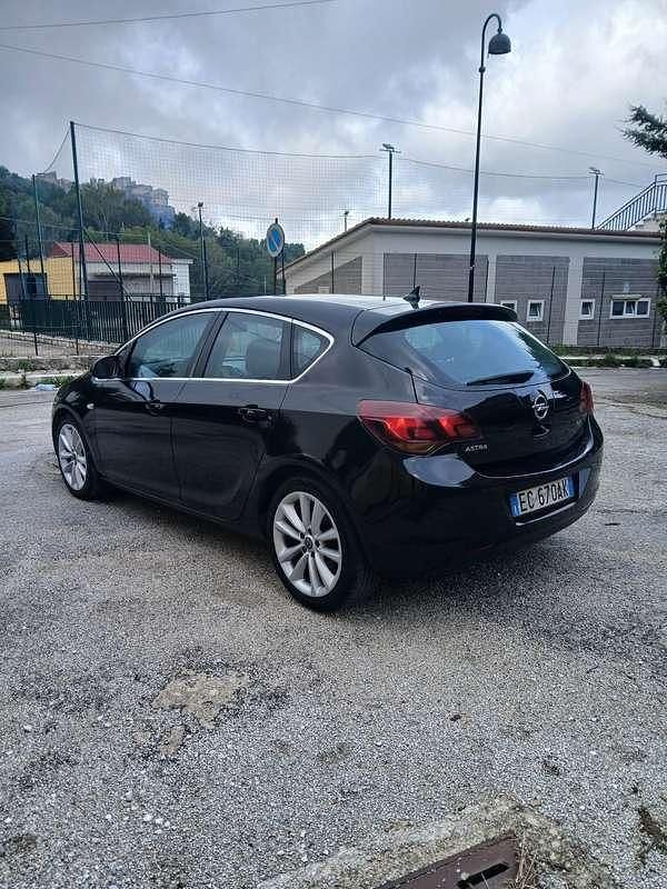 Usata 2010 Opel Astra Cosmo Tre volumi | 4000 € (Buon prezzo) - Immagine 1/4