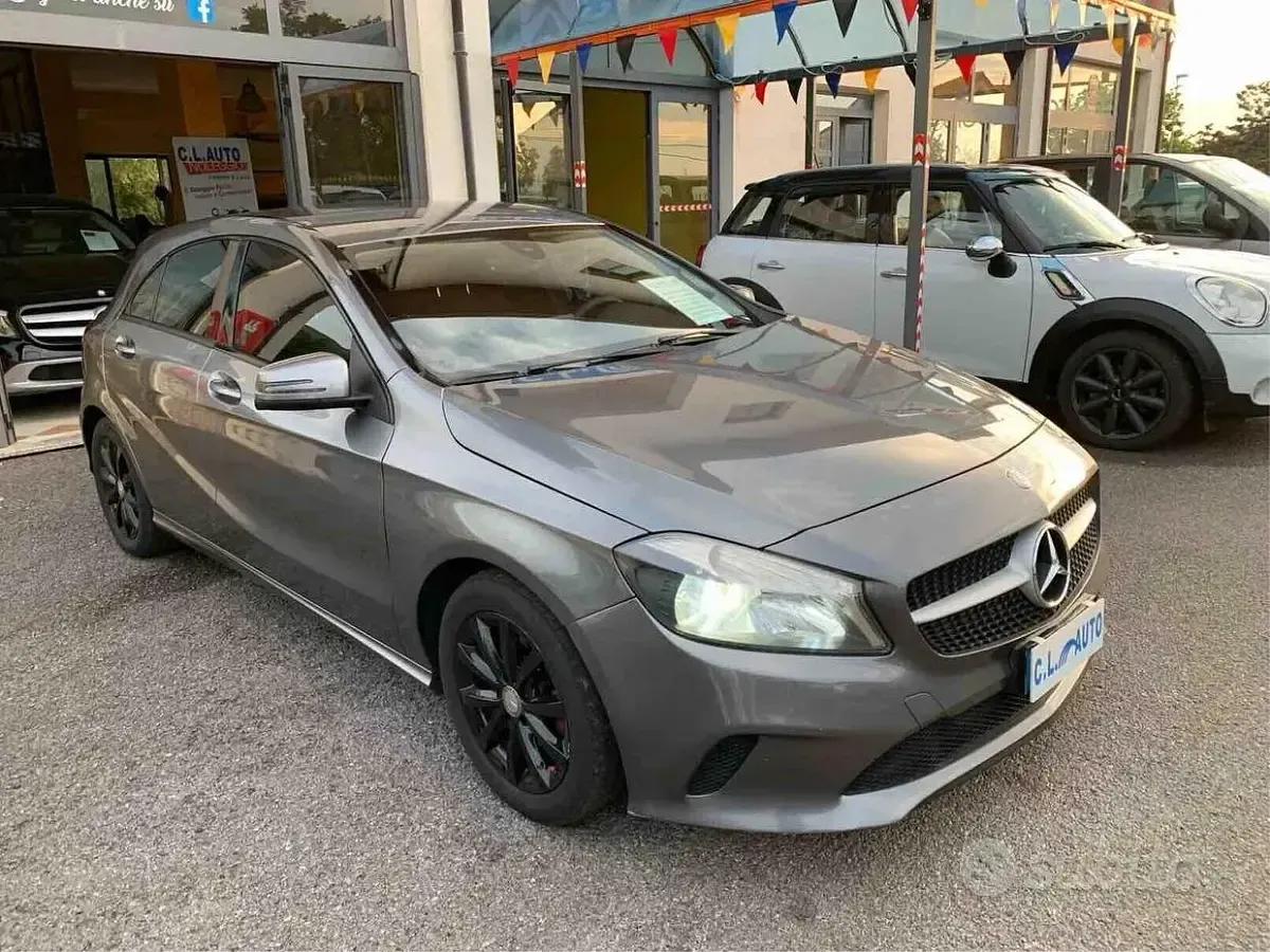 Usata Mercedes A180 109 CV (80 kW) 2015 Grigio Berlina