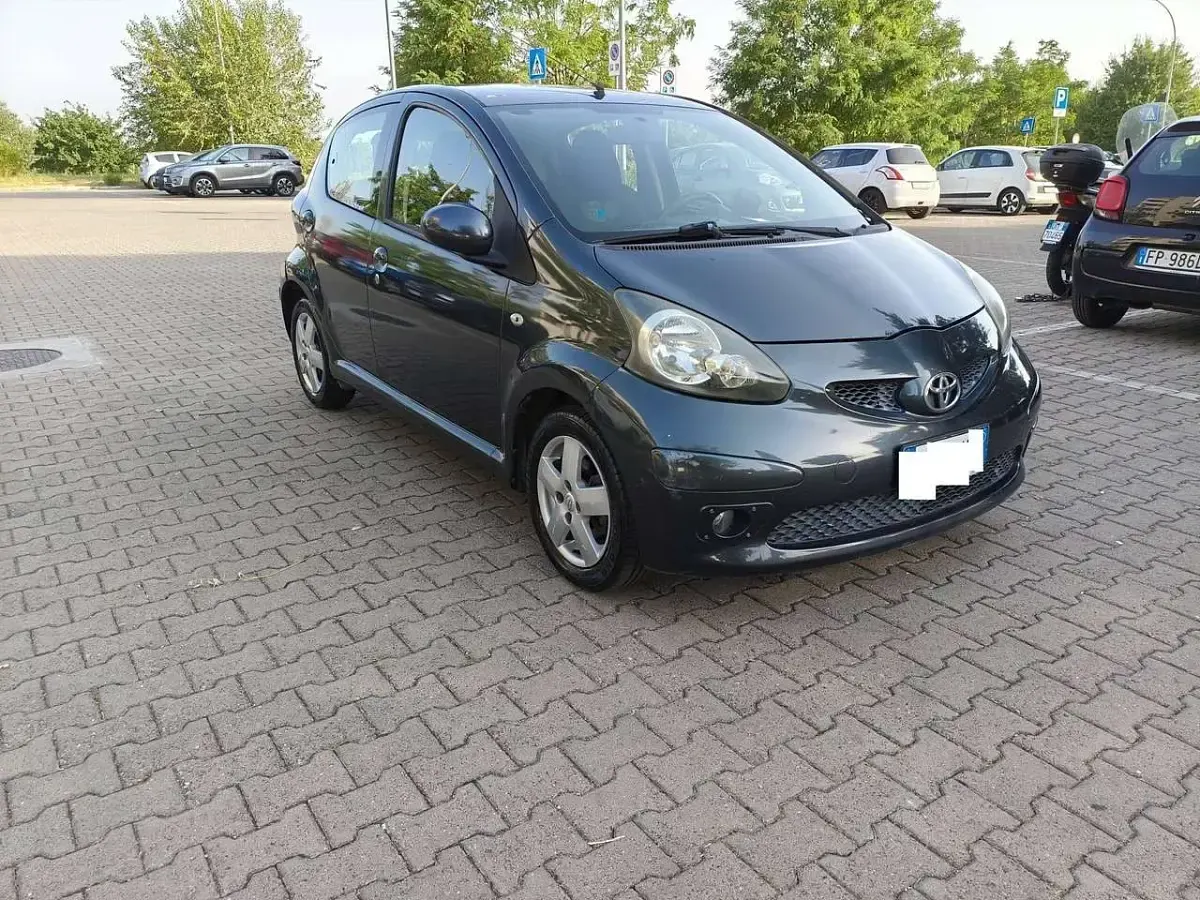Usata Toyota Aygo 68 CV (50 kW) 2006 Grigio Utilitaria