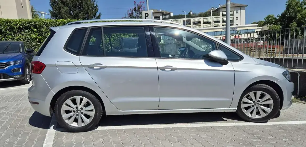 Usata VW Golf Sportsvan Comfortline 125 CV (91 kW) 2017 Argento Monovolume