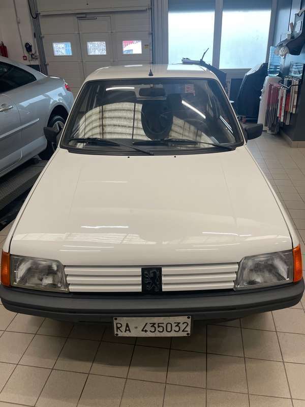 Usato 1986 Peugeot 205 1.0 Benzin 54 CV (3.000 €)