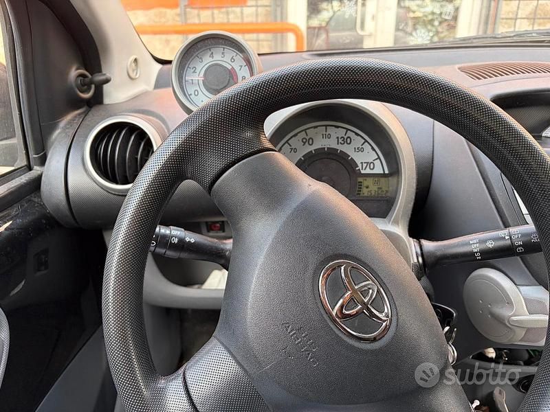 Usata Toyota Aygo 68 CV (50 kW) 2009 Nero Utilitaria