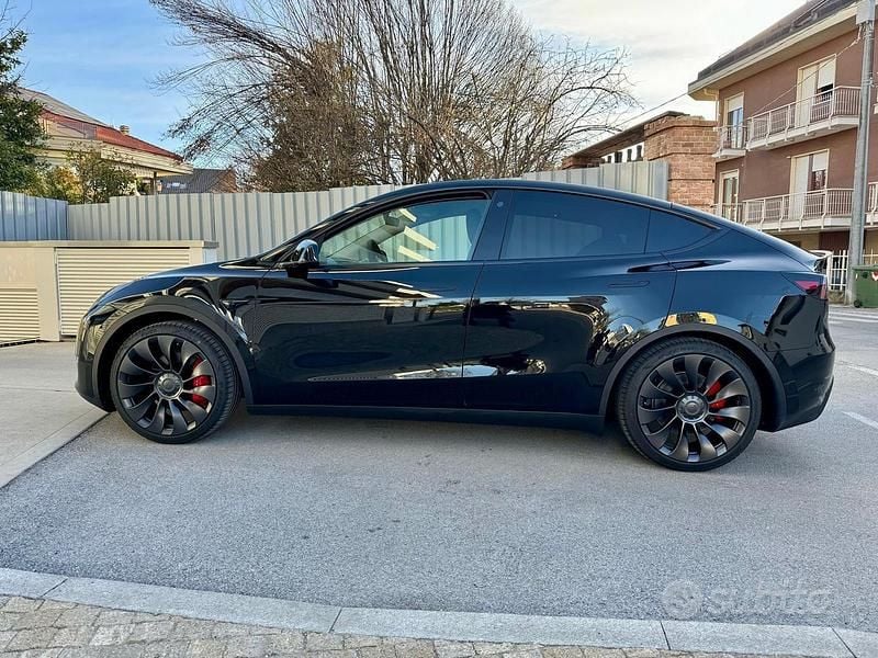 Usata Tesla Model Y Performance 392 kW (534 CV) 2024 Nero SUV