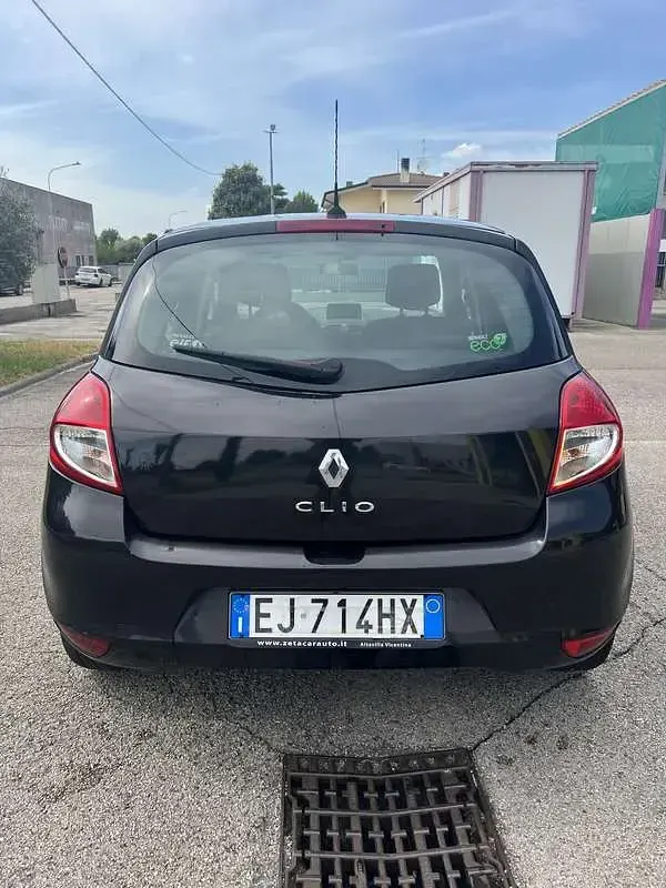 Usata Renault Clio III Dynamique 75 CV (55 kW) 2011 Nero Berlina