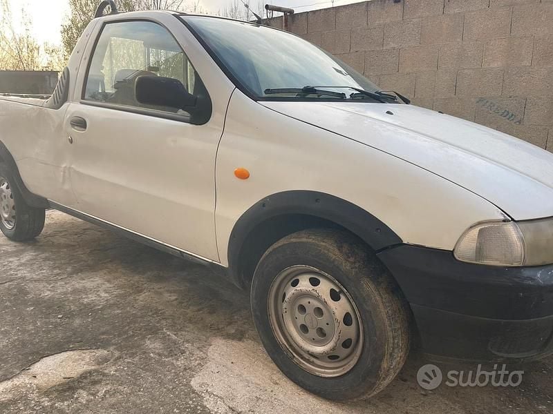 Usata Fiat Strada 63 CV (46 kW) 2001 Bianco Pick-up
