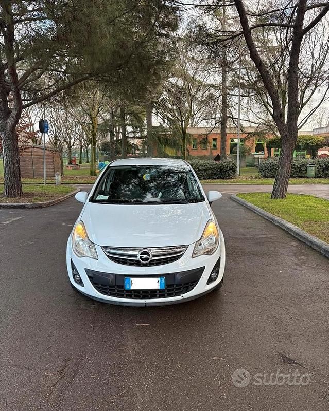 Usata Opel Corsa 75 CV (55 kW) 2011 Bianco Berlina