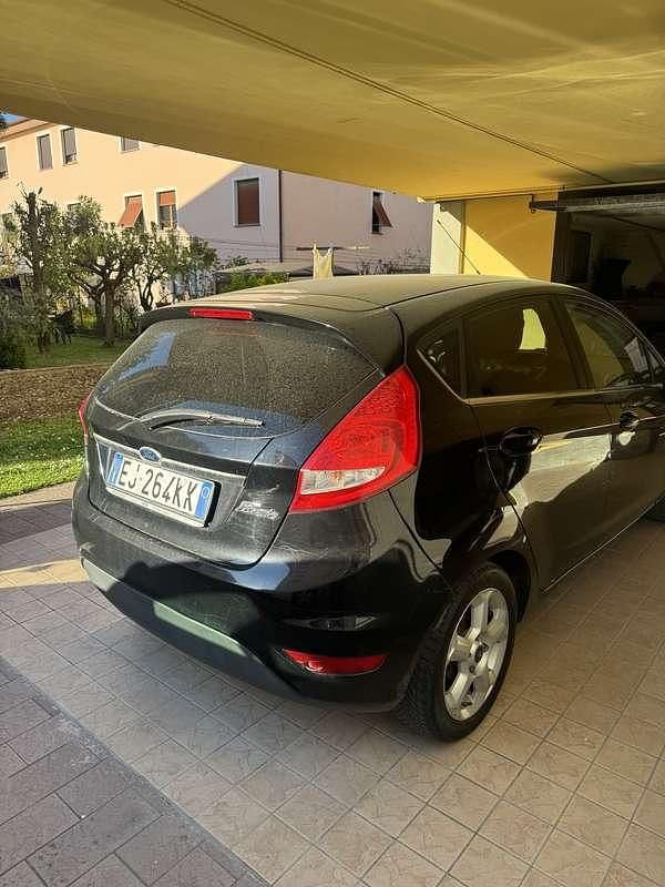 Usata Ford Fiesta 96 CV (70 kW) 2011 Nero Utilitaria