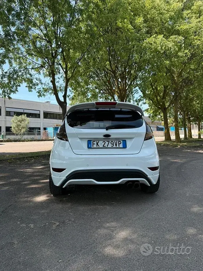 Usata Ford Fiesta ST-Line 75 CV (55 kW) 2017 Bianco Utilitaria
