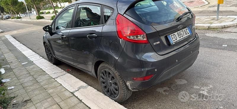 Usata Ford Fiesta 70 CV (51 kW) 2010 Grigio Utilitaria