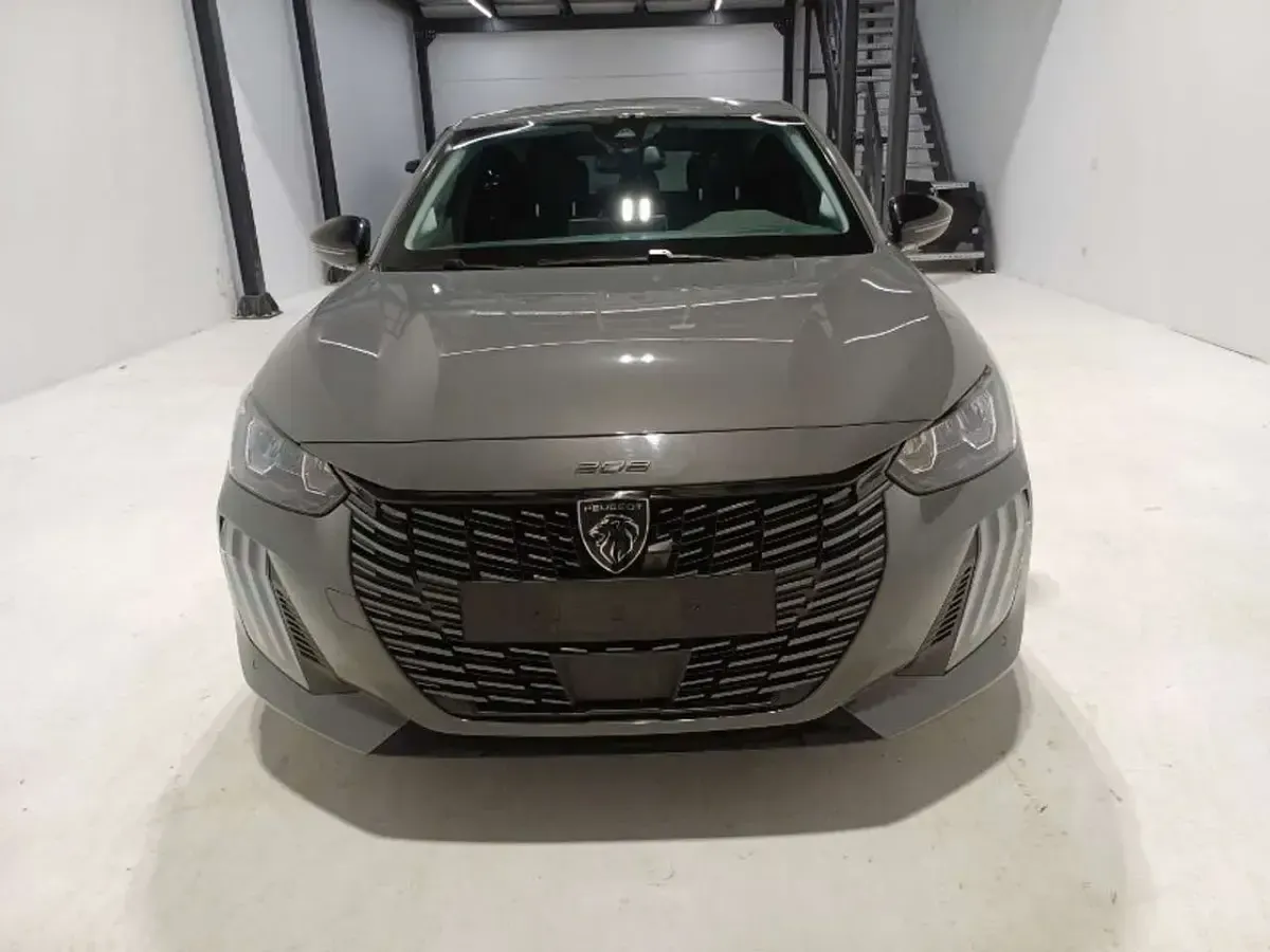 Usata Peugeot 208 Allure 101 CV (74 kW) 2024 Grigio Utilitaria