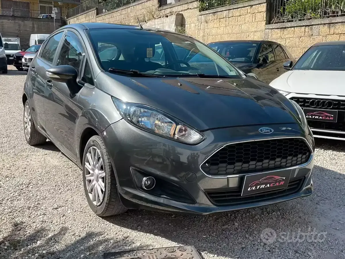 Usata Ford Fiesta 60 CV (44 kW) 2016 Grigio Utilitaria
