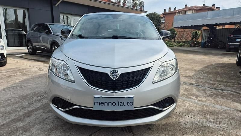 Usata Lancia Ypsilon Gold 69 CV (50 kW) 2017 Grigio Utilitaria