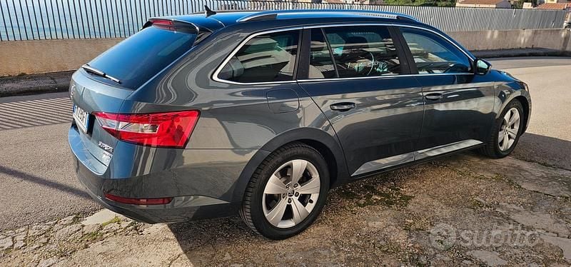 Usata Skoda Superb Executive 190 CV (139 kW) 2017 Grigio Station wagon