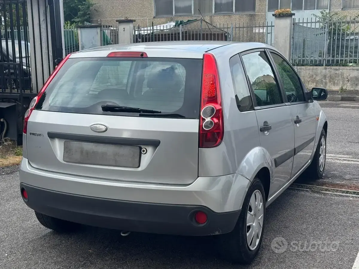 Usata Ford Fiesta Titanium 75 CV (55 kW) 2006 Grigio Utilitaria