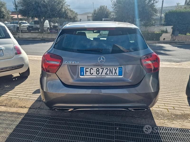 Usata Mercedes A180 Premium 108 CV (79 kW) 2016 Grigio Berlina