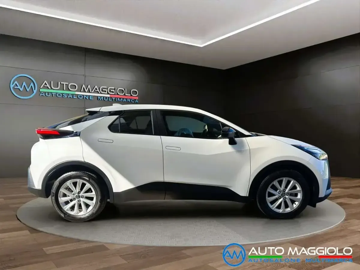 Usata Toyota C-HR+ Active 98 CV (72 kW) 2024 Bianco SUV