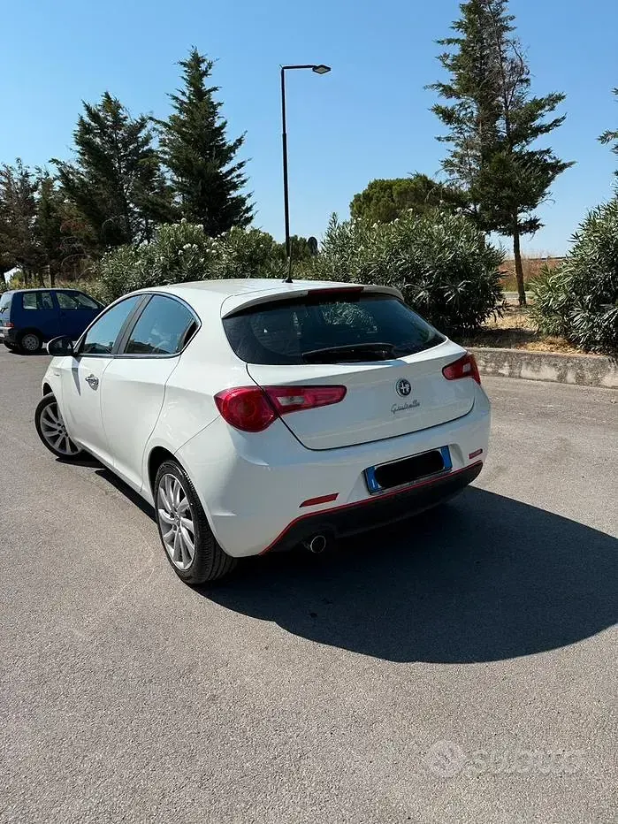 Usata Alfa Romeo Giulietta Distinctive 105 CV (77 kW) 2015 Bianco Utilitaria