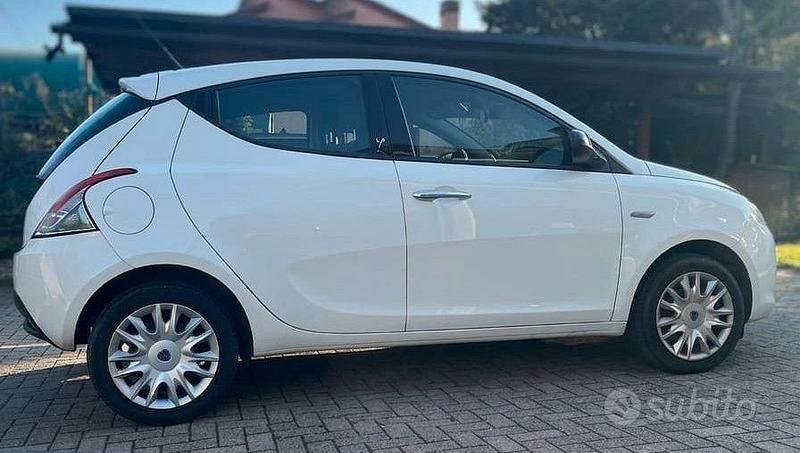 Usata Lancia Ypsilon 69 CV (50 kW) 2011 Bianco Utilitaria
