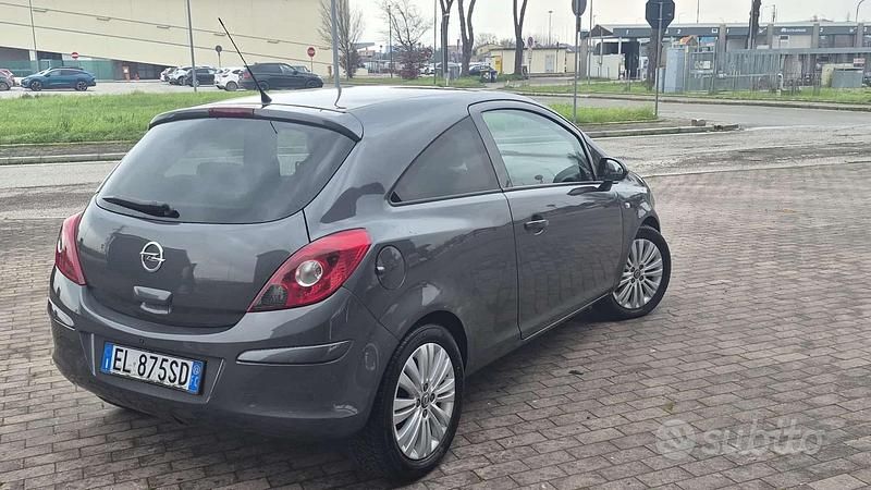 Usata Opel Corsa 85 CV (62 kW) 2012 Grigio Utilitaria