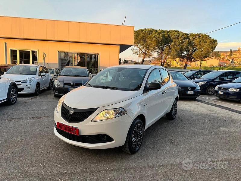 Usata Lancia Ypsilon 84 CV (61 kW) 2020 Bianco Utilitaria