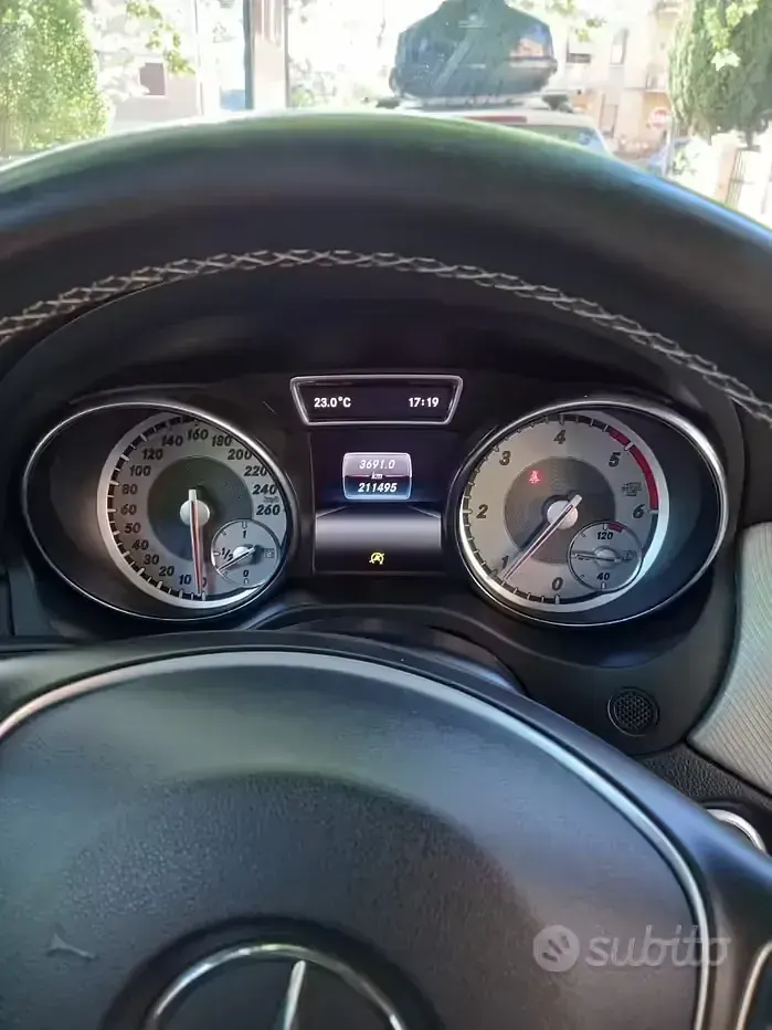 Usata Mercedes GLA180 122 CV (89 kW) 2016 Grigio SUV