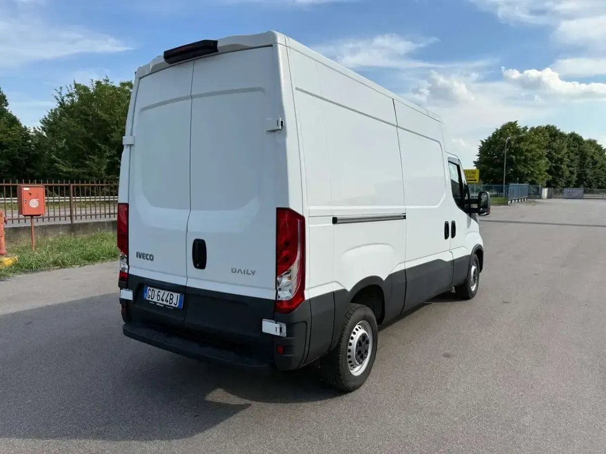 Usata Iveco Daily 116 CV (85 kW) 2020 Bianco Furgone