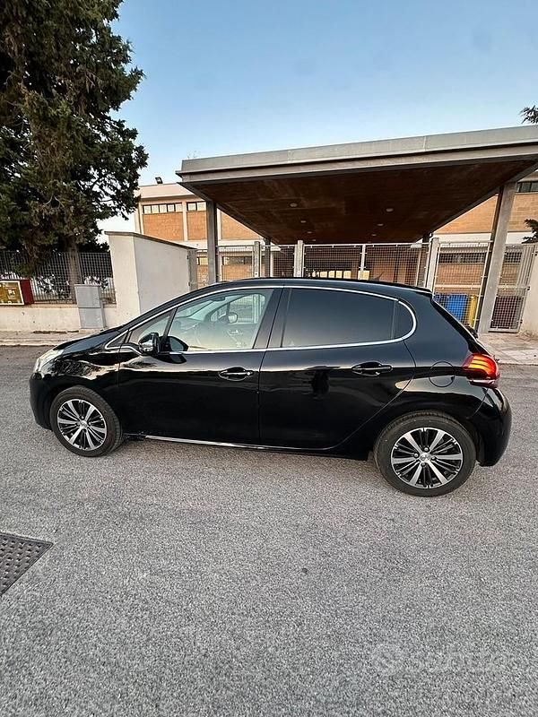 Usata Peugeot 208 2017 Utilitaria