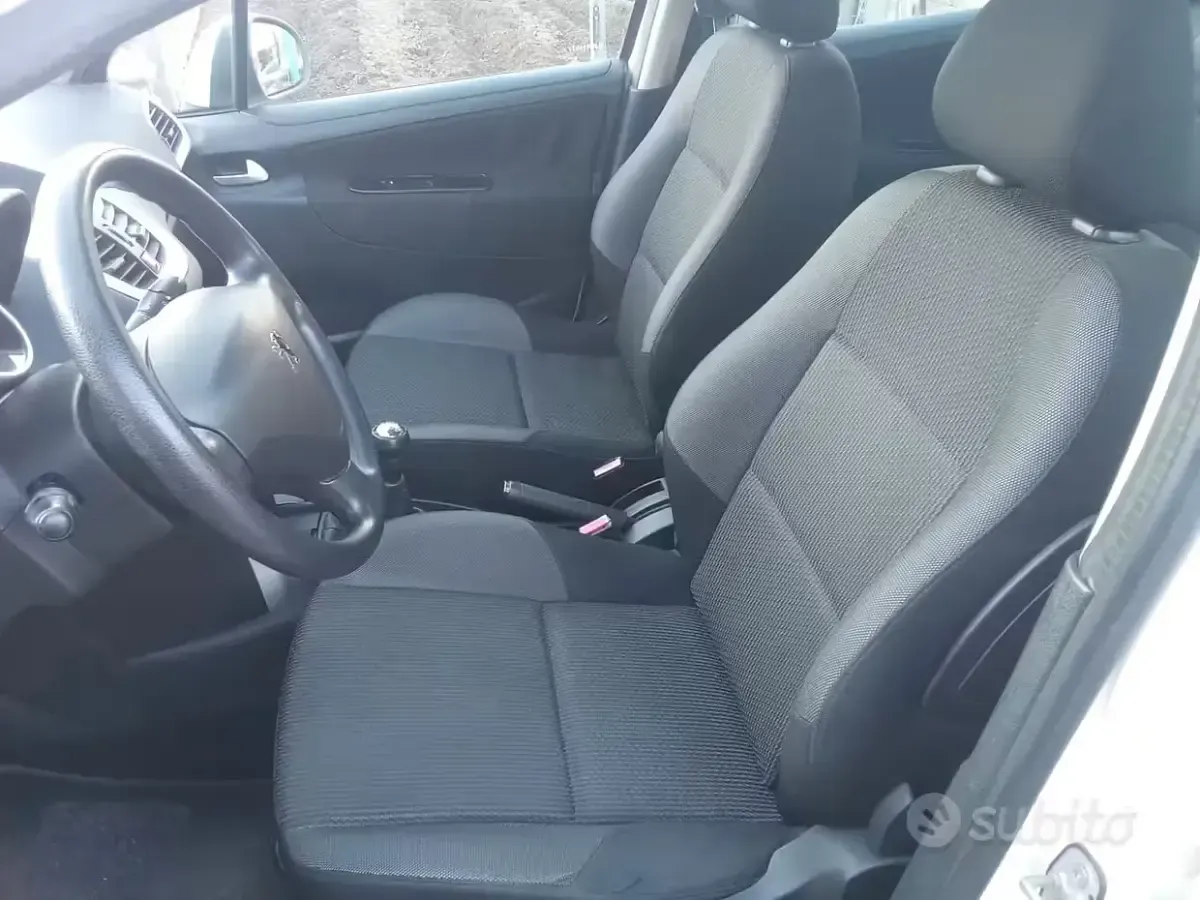 Usata Peugeot 207 73 CV (53 kW) 2013 Bianco Utilitaria