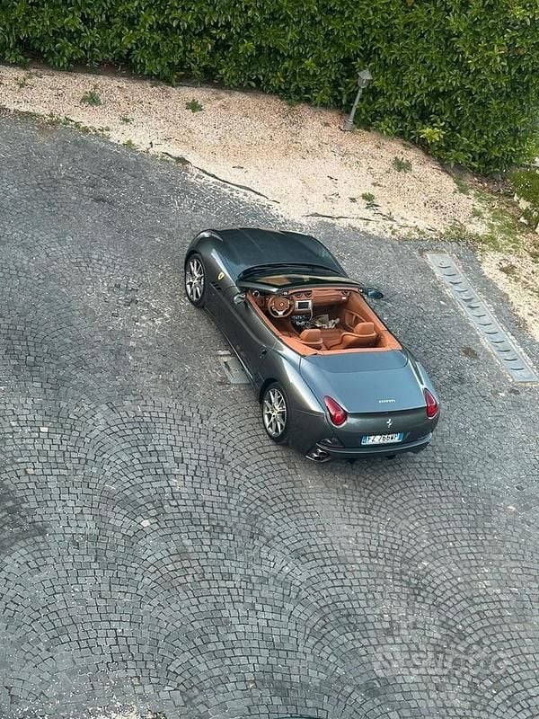 Usata Ferrari California 490 CV (360 kW) 2010 Grigio Cabrio