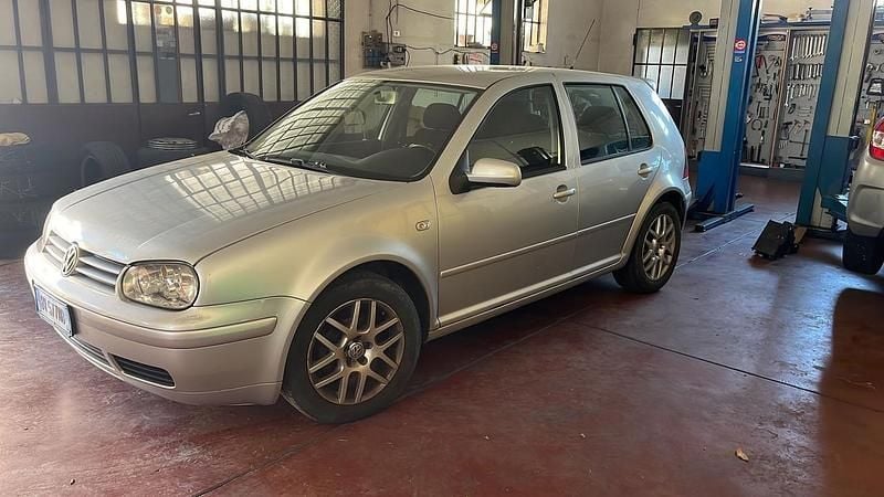 Usata VW Golf IV 104 CV (76 kW) 2001 Argento Berlina
