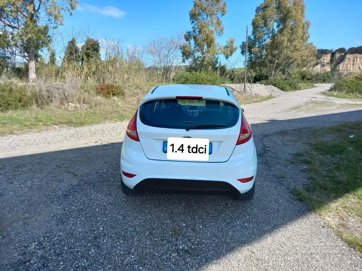 Gebraucht Ford Fiesta Titanium 75 PS (55 kW) 2012 Weiß Limousine