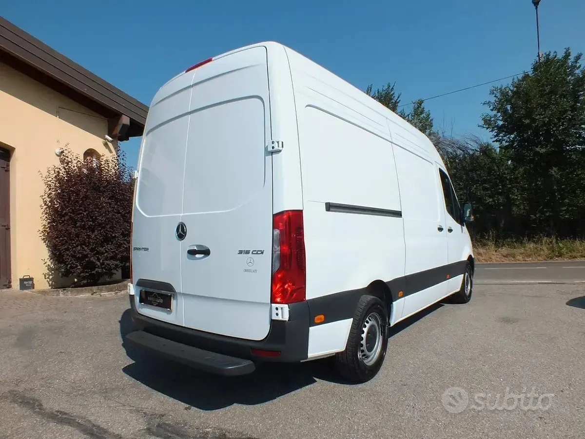 Usata Mercedes Sprinter 150 CV (110 kW) 2024 Viola Furgone