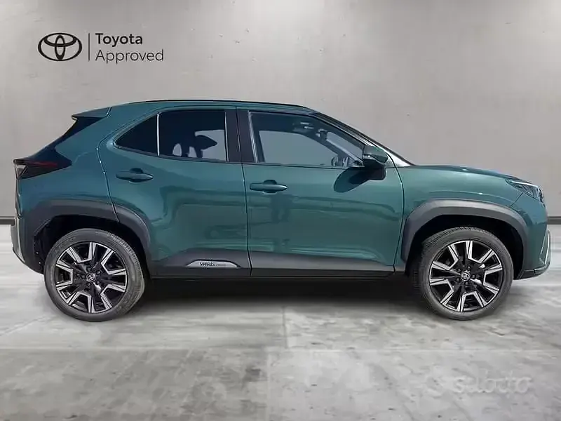 Nuova Toyota Yaris Cross Lounge 131 CV (96 kW) 2025 Verde SUV