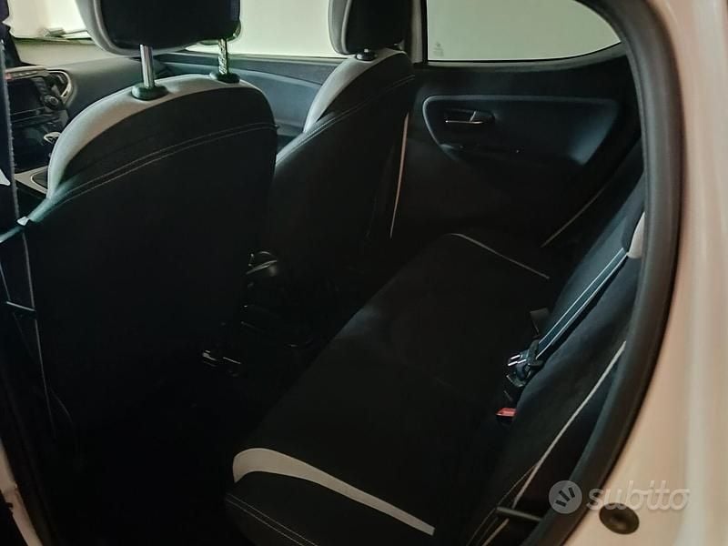 Usata Lancia Ypsilon 69 CV (50 kW) 2017 Bianco Utilitaria