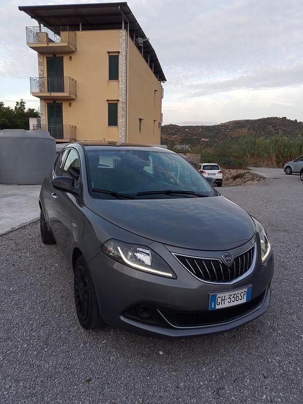 Usata Lancia Ypsilon Silver 69 CV (50 kW) 2022 Grigio Utilitaria