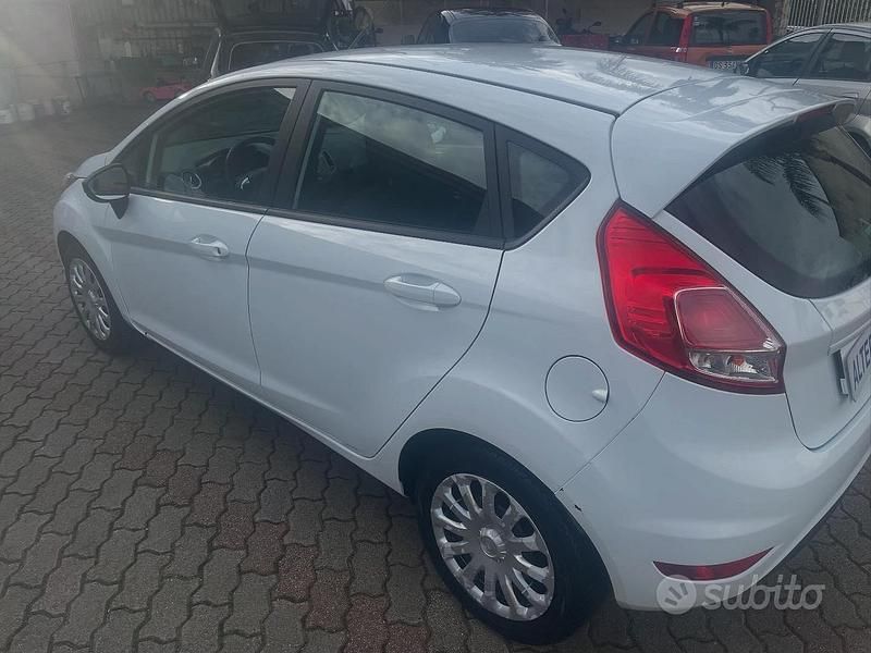 Usata Ford Fiesta 75 CV (55 kW) 2016 Bianco Berlina