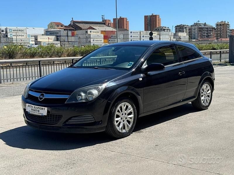 Nero Usata 2009 Opel Astra GTC Tre volumi | 2499 € (Ottimo prezzo) - Immagine 1/4