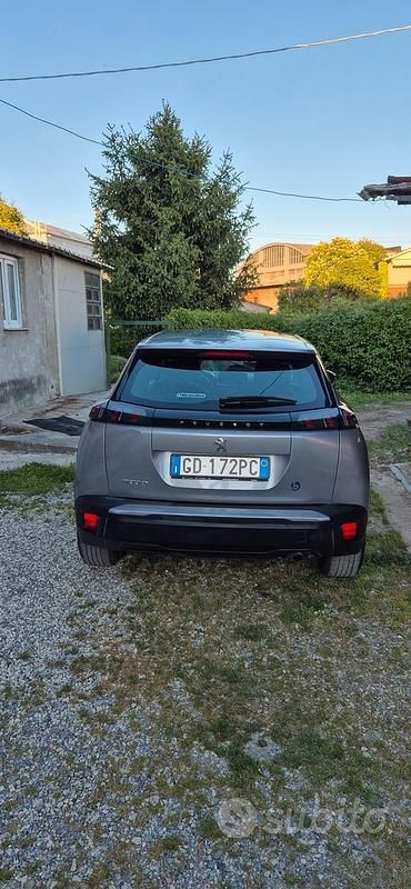 Usata Peugeot 2008 Active 102 CV (75 kW) 2021 Grigio SUV