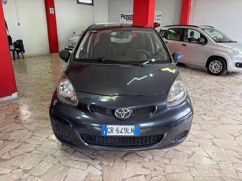 Usata Toyota Aygo 68 CV (50 kW) 2009 Grigio Utilitaria