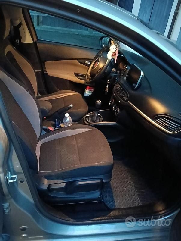 Usata Fiat Tipo 120 CV (88 kW) 2017 Marrone Berlina