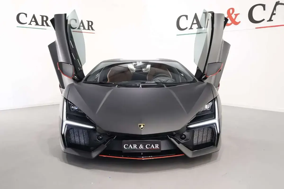 Usata Lamborghini Revuelto 1016 CV (747 kW) 2024 Grigio Coupé