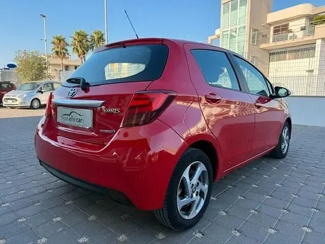 Usata Toyota Yaris Hybrid Active 73 CV (53 kW) 2017 Rosso Berlina