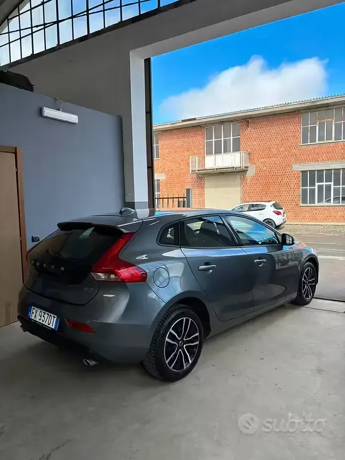Second-hand Volvo V40 R-Design 120 CP (88 kW) 2019 Gri Berlinǎ